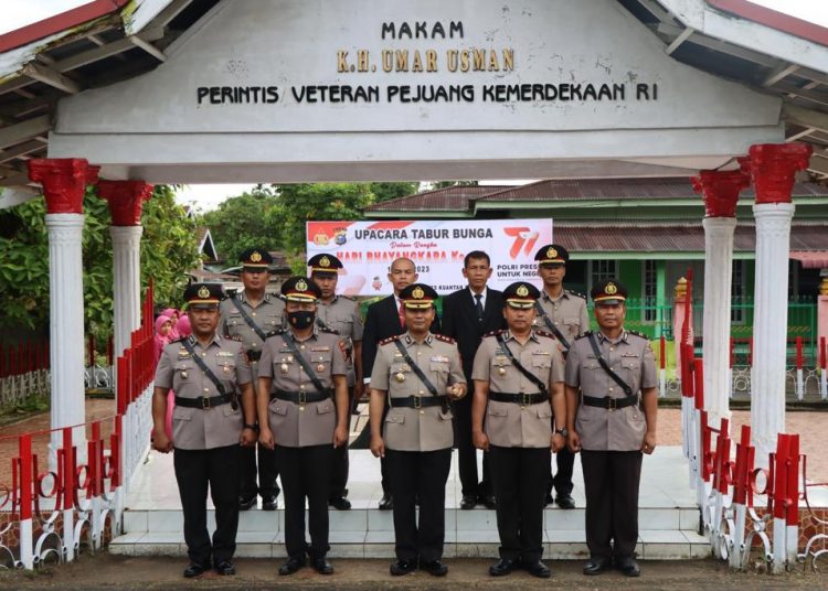 Dalam Rangka Hari Bhayangkara Ke 77 , Polres Kuansing Tabur Bunga Makam Pahlawan